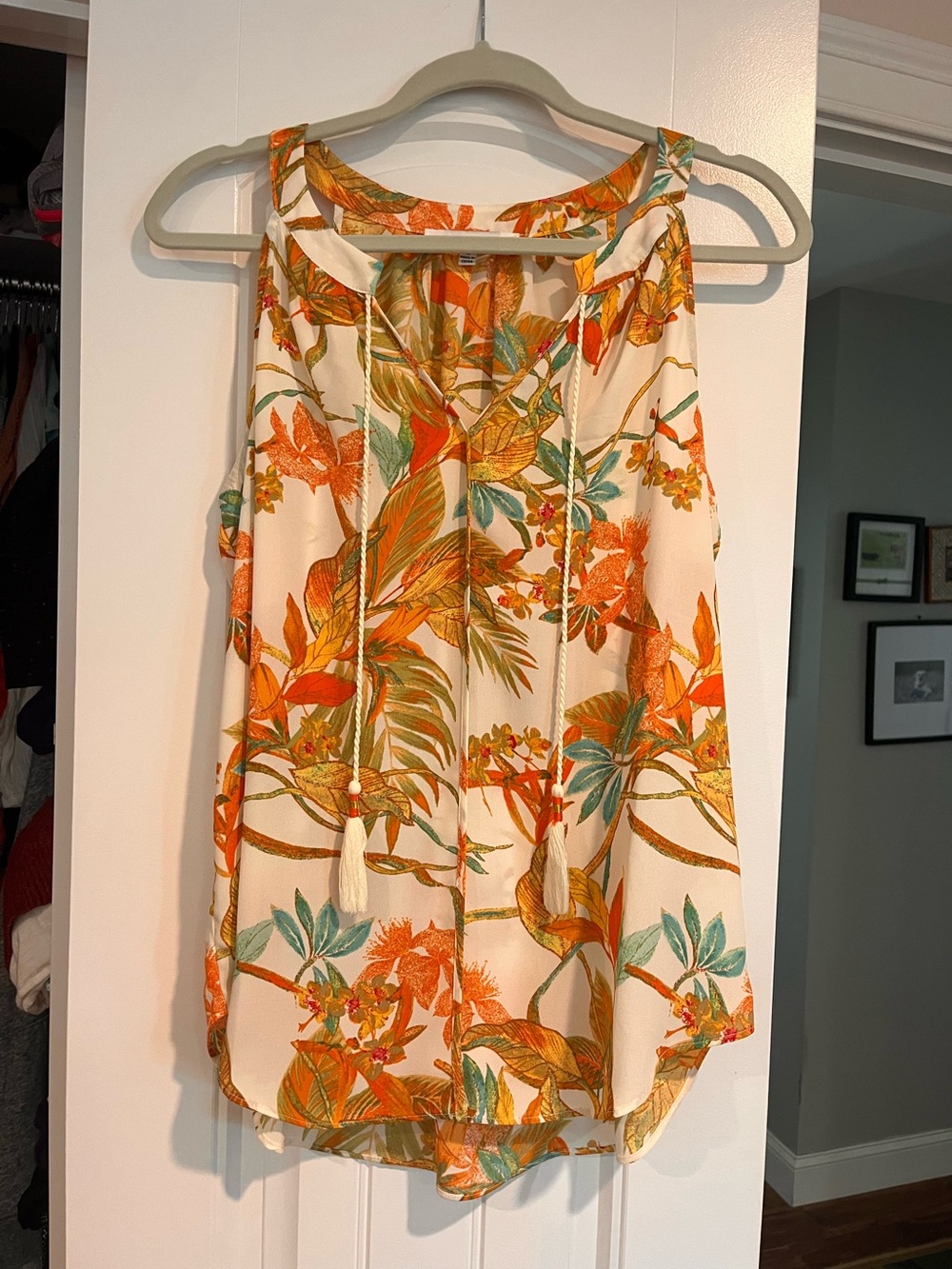 Rose & Olive Tie-Front Sleeveless Top Medium